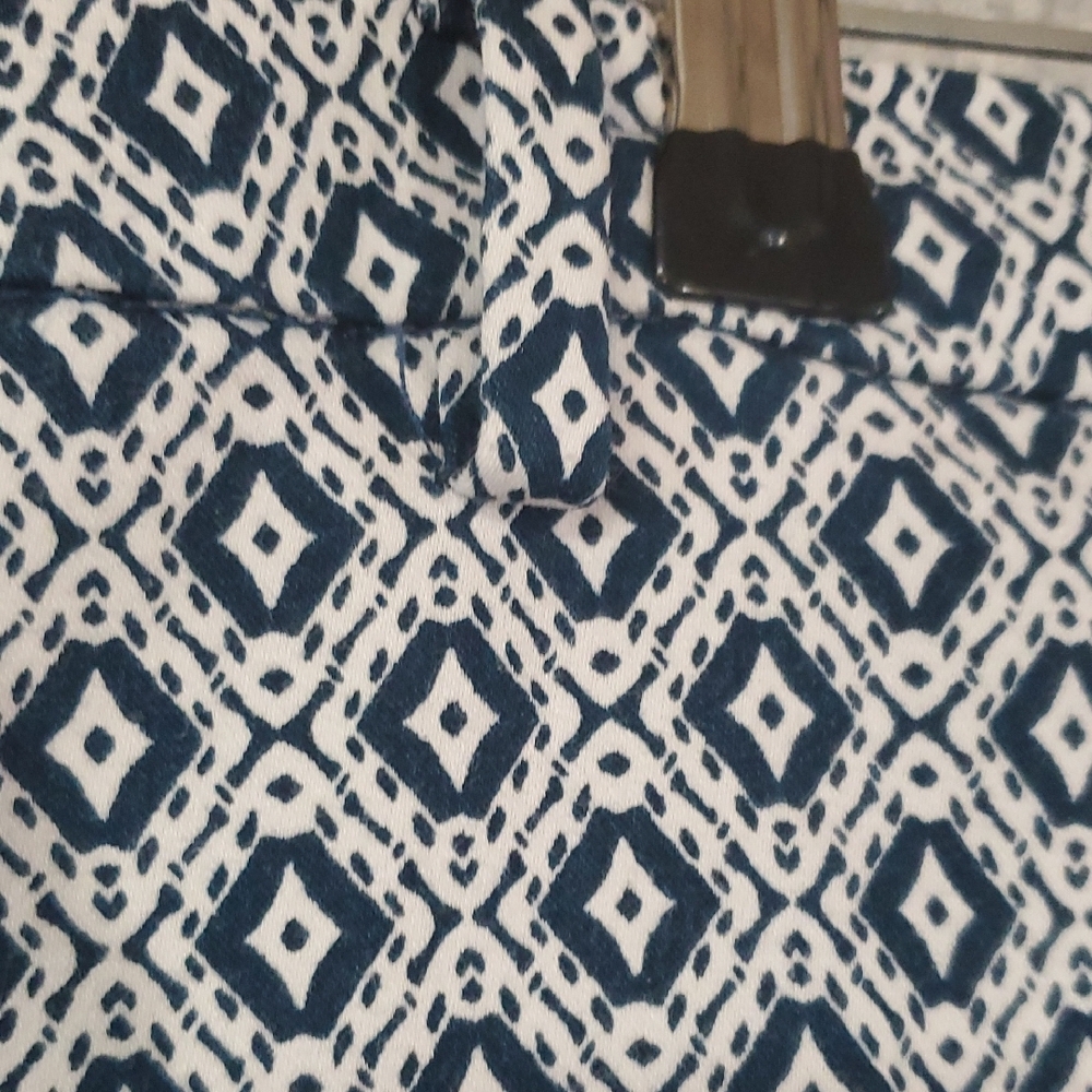 H&M Blue and White Patterned Cropped Pants - Picture 3 of 9